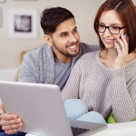 frau bucht im internet