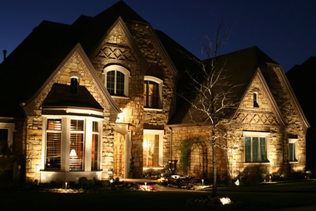 5 Exterior Lighting Tips To Show Your House At Night | The House Shop Blog